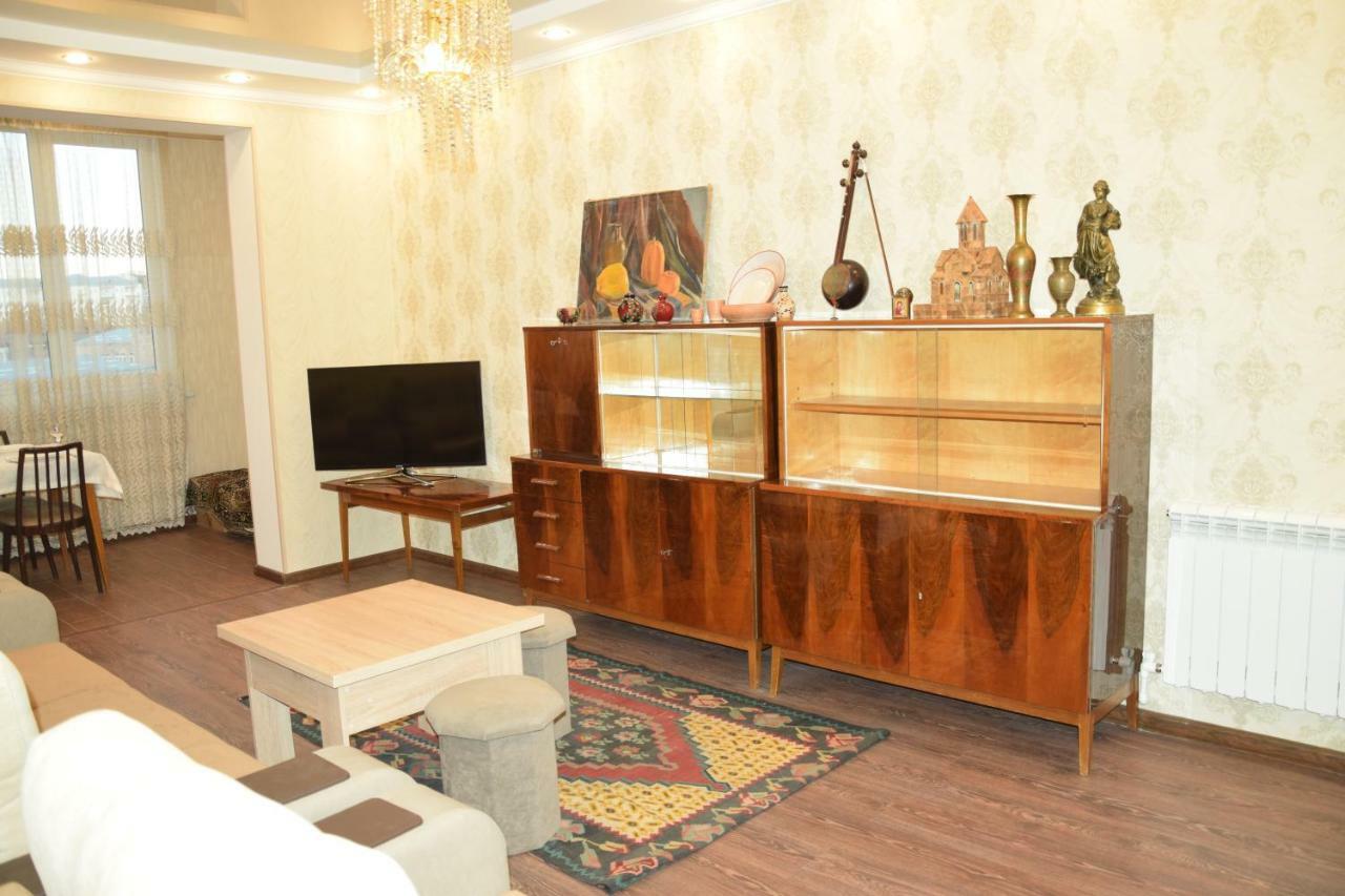 Massiv Apt Erivan Exterior foto